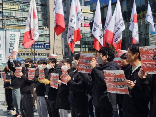 지난 3월 경기도 성남시 카카오 판교아지트 앞 광장에서 카카오의 공동체 노동조합 '크루유니언'이 콘텐츠 CIC 분사·매각 철회를 요구하고 집회를 하고 있다. 김미경 기자